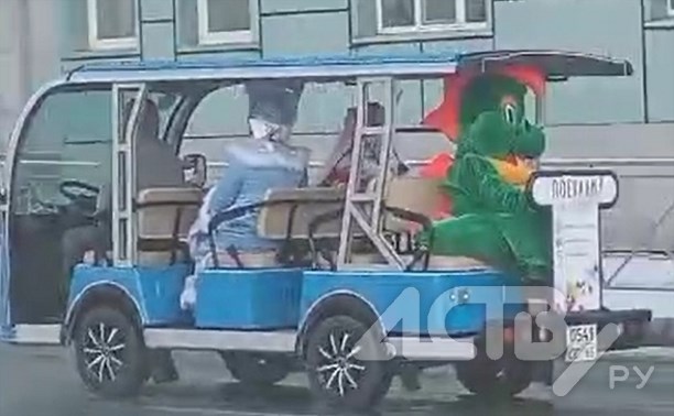 "Я глазам не поверила": по бесснежному Южно-Сахалинску промчались Дед Мороз со Снегурочкой