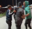 Сахалинцев просят помощи в опознании мужчин, избивших водителя автобуса на заправке 