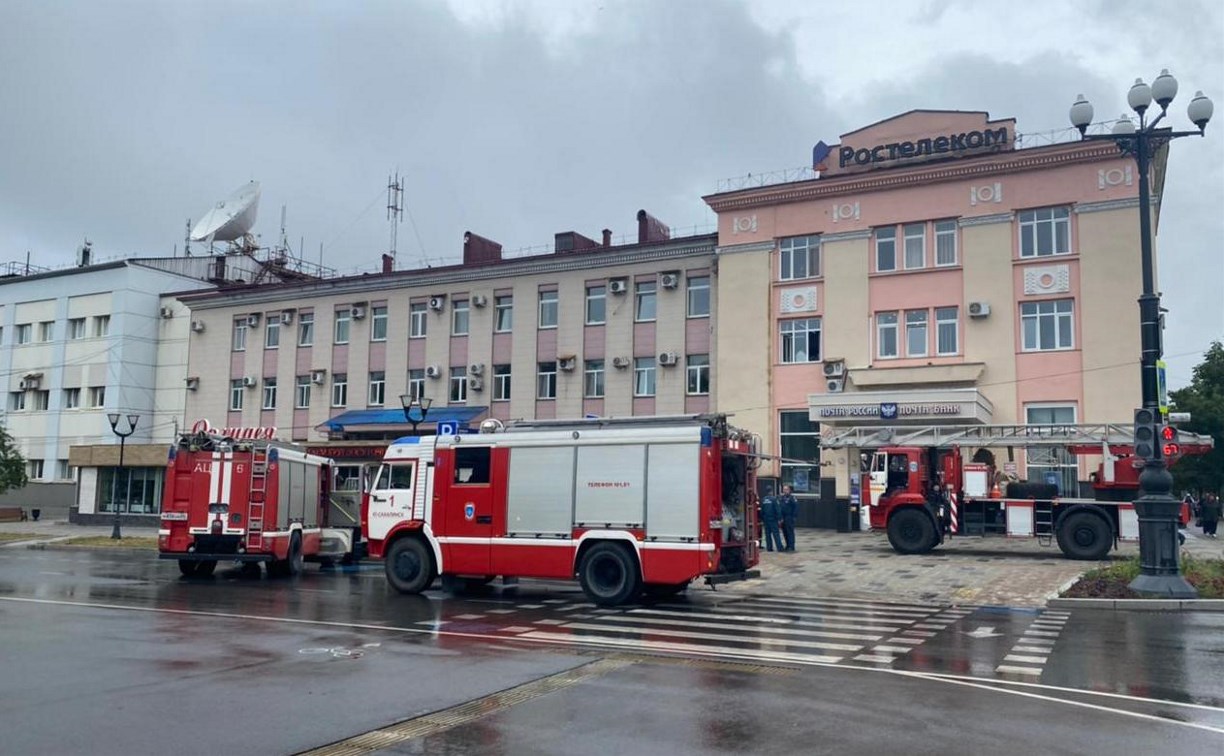 Четыре пожарные машины съехались к главпочтамту в Южно-Сахалинске