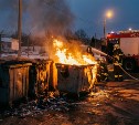 Ночью на Школьной улице в Макарове полыхал пластиковый контейнер