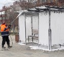В Южно-Сахалинске до наступления морозов моют автобусные павильоны