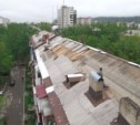 Поврежденные ураганом кровли жилых домов восстанавливают в Южно-Сахалинске