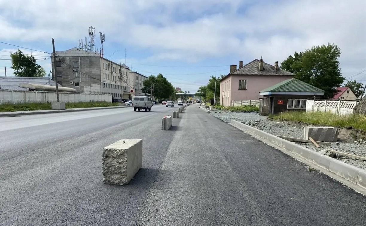 На проспекте Мира в Южно-Сахалинске заасфальтировали уже больше 11 тысяч квадратных метров