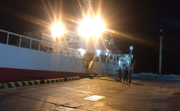 Эвакуированных с плавбазы «Петр Житников» моряков доставят во Владивосток