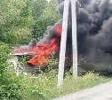 "Чёрное пламя на всю улицу": катер загорелся в частном секторе в Южно-Сахалинске
