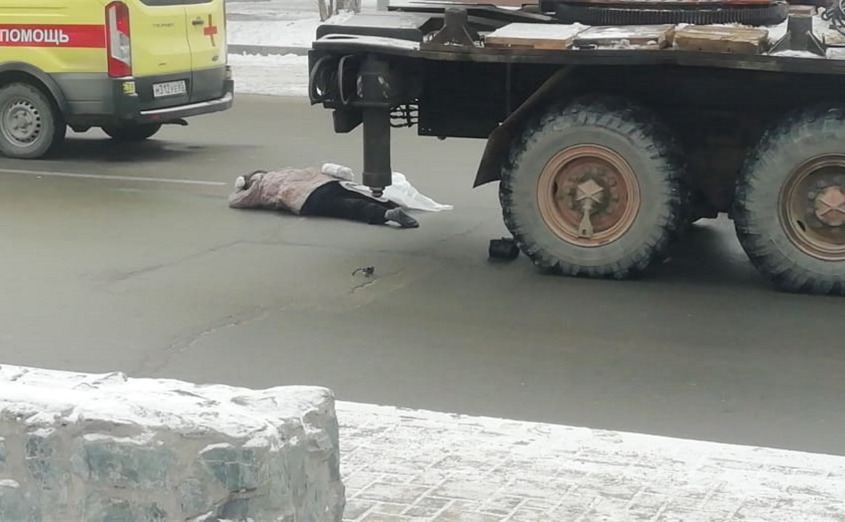 В Южно-Сахалинске автокран насмерть сбил женщину