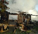 Расселенный дом тушат пожарные в Южно-Сахалинске