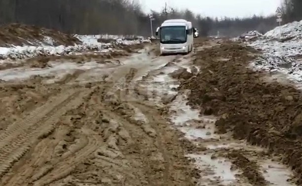 Дорога поплыла на севере Сахалина - рейсовые автобусы застревают в грязи и ямах