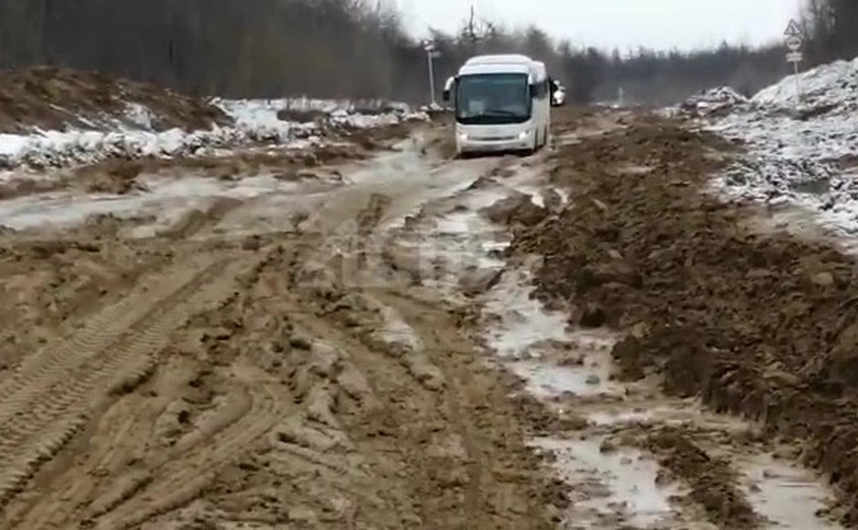 Дорога поплыла на севере Сахалина - рейсовые автобусы застревают в грязи и  ямах - Новости Сахалинской области. Происшествия - astv.ru