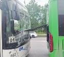 "Лопнуло стекло": пассажирские автобусы столкнулись в Южно-Сахалинске 