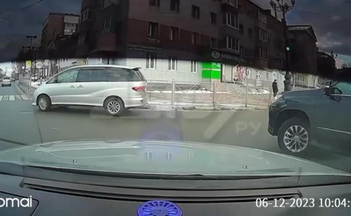 "Жена рожает?": мужчина на Lexus дважды грубо нарушил ПДД в Южно-Сахалинске