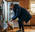 Сахалинка прельстилась на продукты в чужом холодильнике и незаконно проникла в квартиру