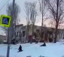 На Камчатке дети развлекаются, скатываясь с горки под колёса авто