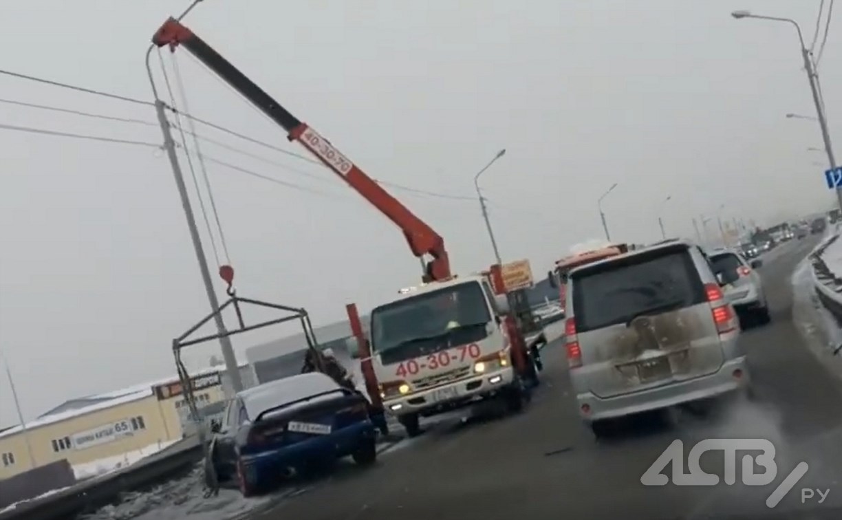 Скорая помощь, эвакуаторы: в Южно-Сахалинске утром 3 февраля произошло серьезное ДТП