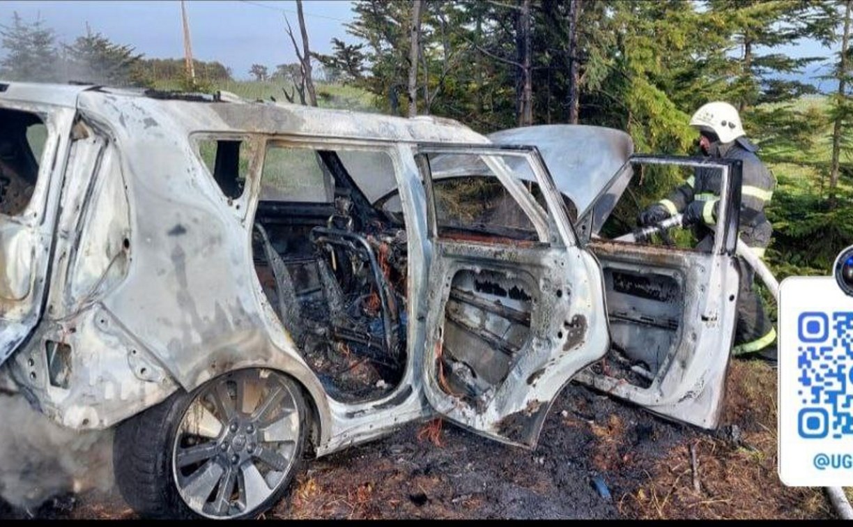 Автомобиль загорелся после ДТП на Сахалине - женщина получила травмы Автомобиль загорелся после ДТП на Сахалине - женщина получила травмы