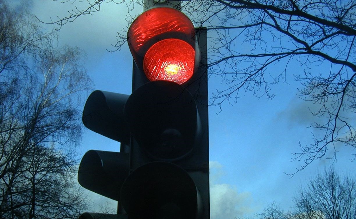 Светофор потух на оживлённом перекрёстке в Южно-Сахалинске - к месту выезжает аварийная бригада