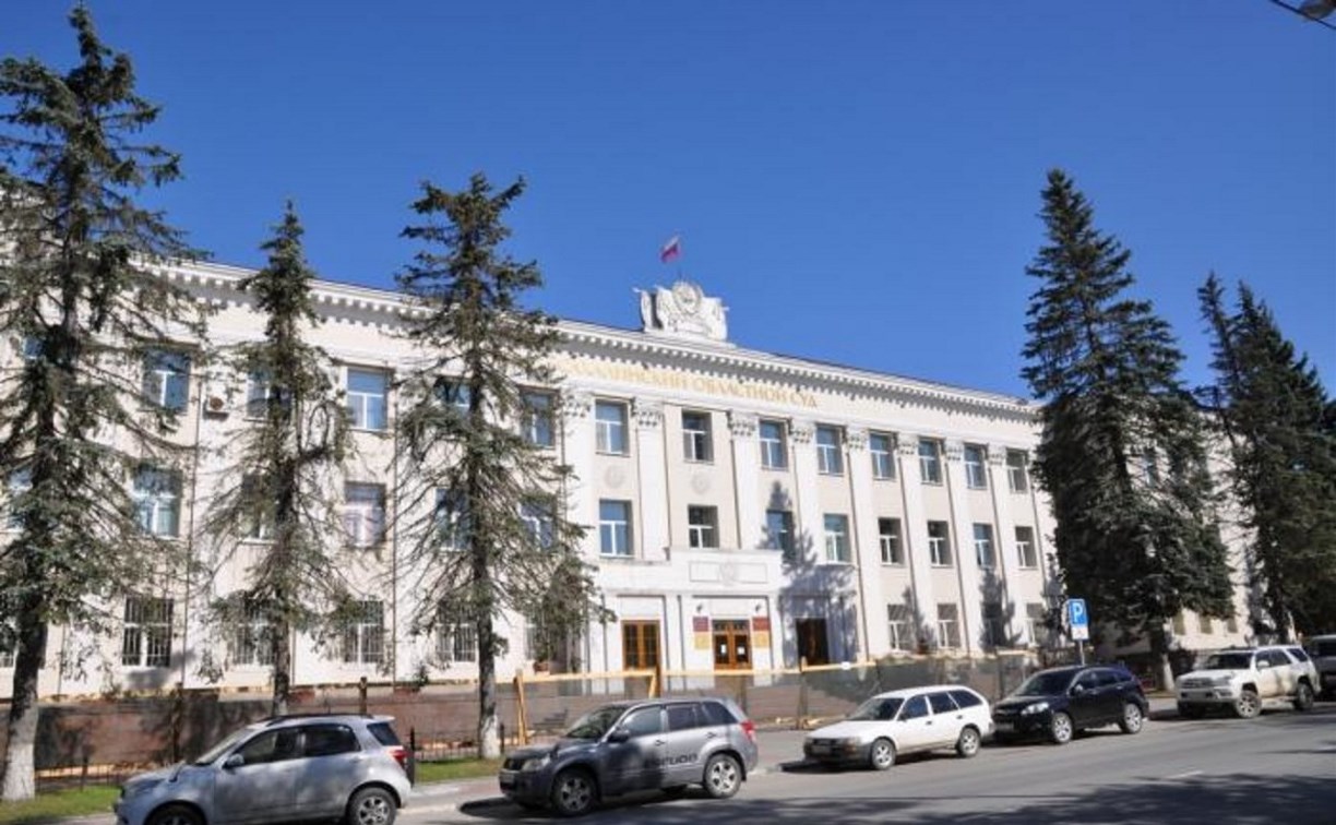 У здания суда в Южно-Сахалинске вырубили голубые ели