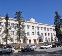 У здания суда в Южно-Сахалинске вырубили голубые ели
