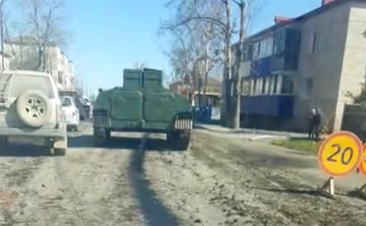 Военная техника разбила дорогу в Аниве и пригороде