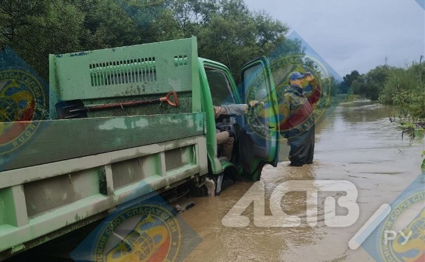 Взрослые с детьми оказались блокированы в сломанной машине во время потопа на Сахалине 