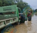 Взрослые с детьми оказались блокированы в сломанной машине во время потопа на Сахалине 