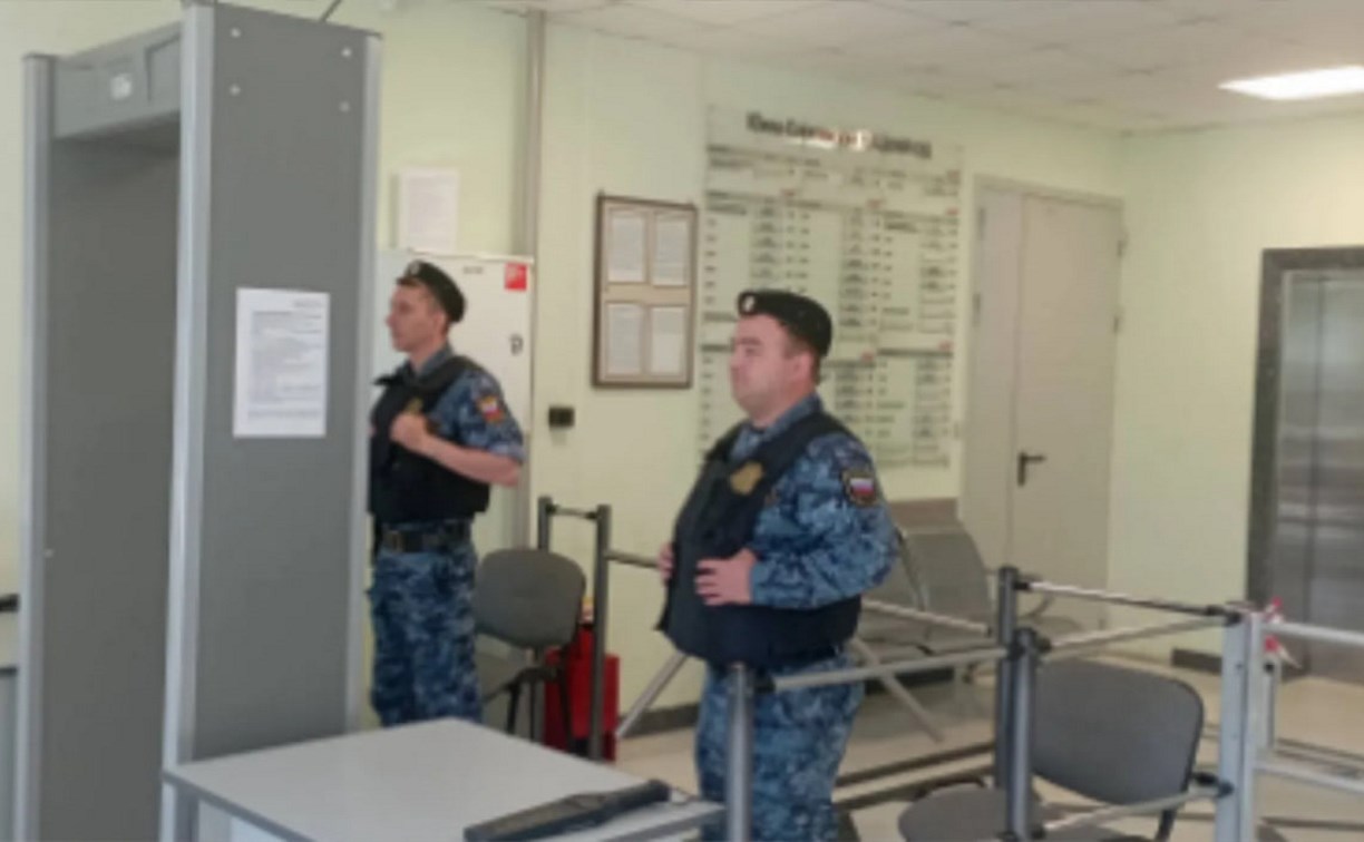 Мужчину со взрывным характером вывели из зала суда на Сахалине