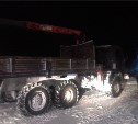 Водителя грузовика, попавшего в снежный плен, эвакуировали спасатели на Итурупе