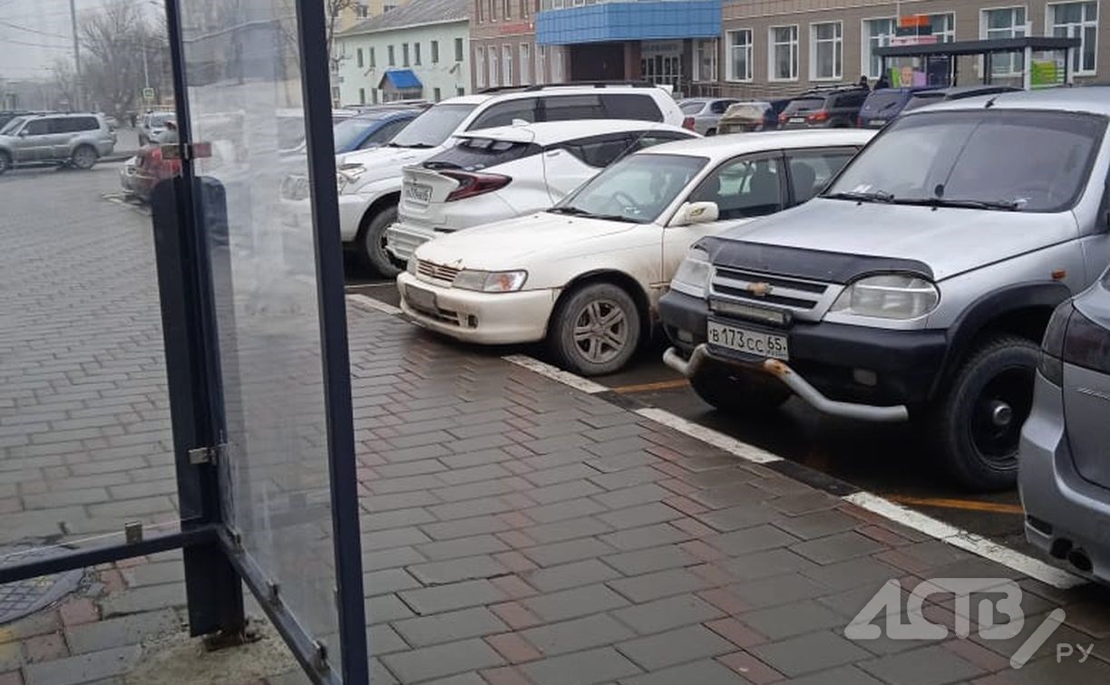 В Южно-Сахалинске наказали автохамов, превративших остановку в парковку В Южно-Сахалинске наказали автохамов, превративших остановку в парковку