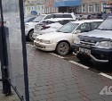 В Южно-Сахалинске наказали автохамов, превративших остановку в парковку