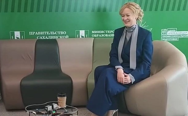 Дрон принёс стакан кофе сахалинскому министру Анастасии Киктевой