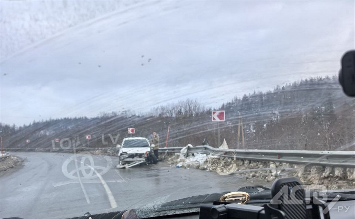 Годовалый ребенок пострадал в ДТП: в Долинском районе "Королла" врезалась в отбойник 