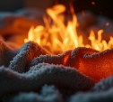 "Эвакуировали двух человек": хозяин квартиры в Аниве, в которой горело одеяло,  не пускал спасателей