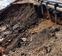 Очевидец: дорогу вновь подмывает у побережья в Охотском