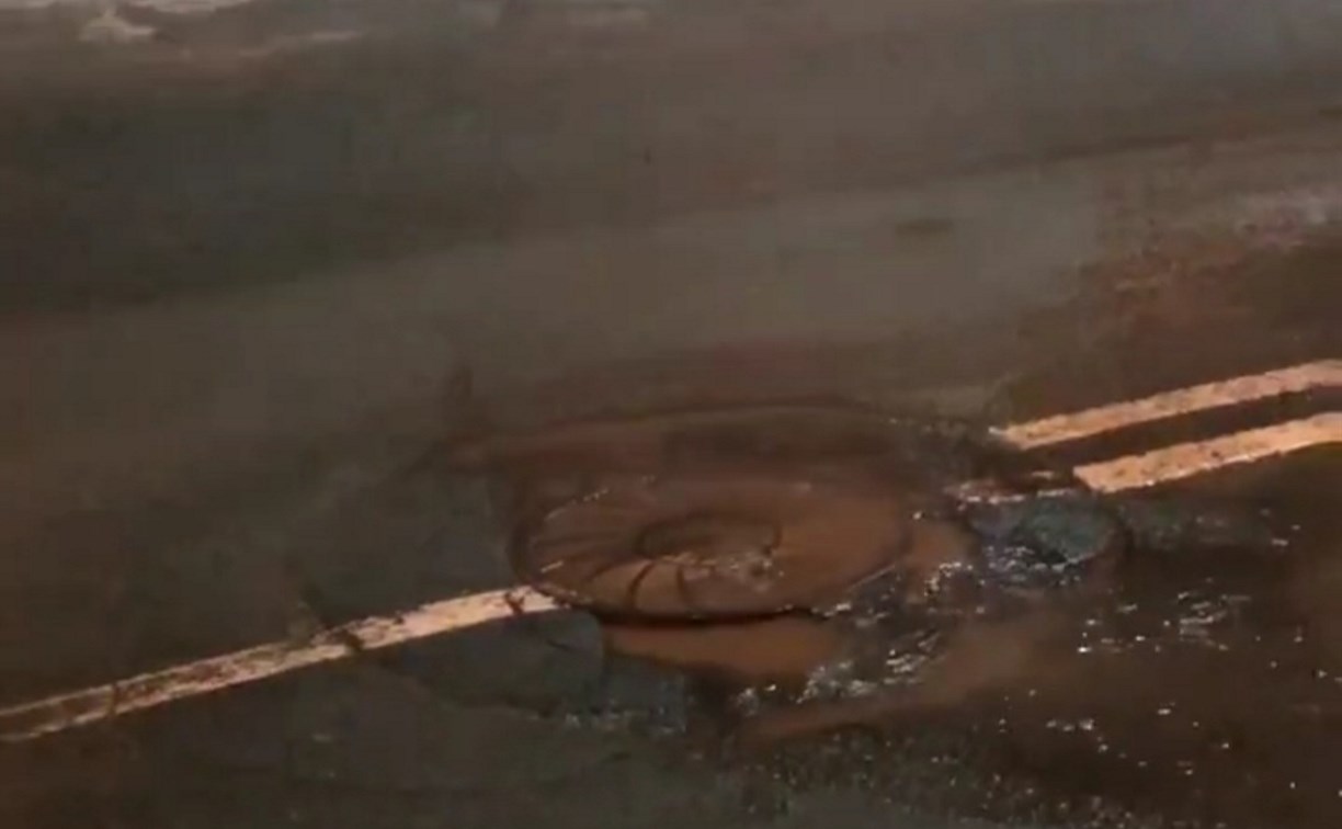 Грязная вода затопила дорогу возле облдумы в Южно-Сахалинске