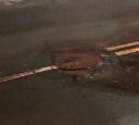 Грязная вода затопила дорогу возле облдумы в Южно-Сахалинске