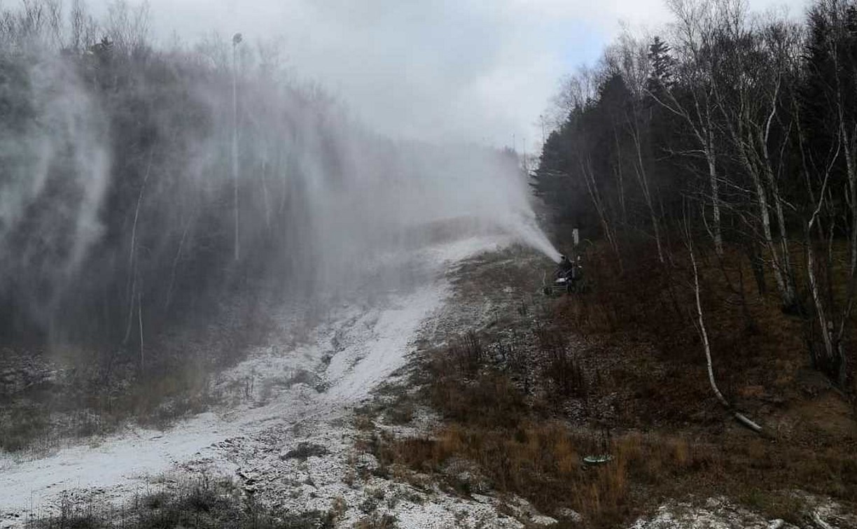 Склоны горнолыжного комплекса в Томари начали покрывать снегом