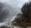 Склоны горнолыжного комплекса в Томари начали покрывать снегом
