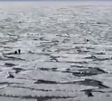 Рыбаки в Макаровском районе вышли на раздробленный лёд ради краба