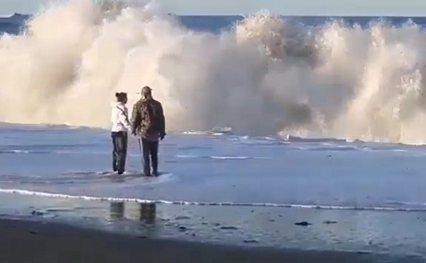 Странные волны на побережье Сахалина попали на видео