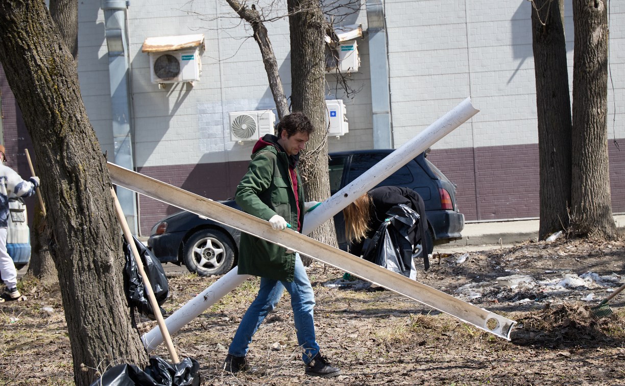 Более 10,5 тысяч горожан участвовали в субботнике в Южно-Сахалинске