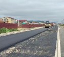 На дороге Южно-Курильск – Отрада начали укладывать асфальт