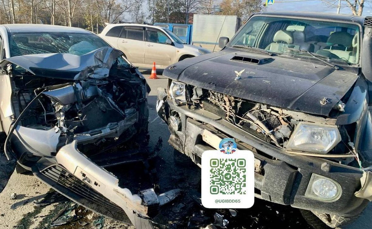 Внедорожник не пропустил "Фит": два человека пострадали в ДТП в Южно-Сахалинске  Внедорожник не пропустил "Фит": два человека пострадали в ДТП в Южно-Сахалинске