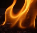 Пожар в квартире на втором этаже расселённого дома произошёл в Ногликах