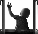 Двухлетний ребенок выпал из окна пятого этажа в Южно-Сахалинске