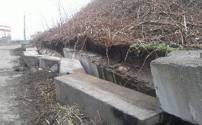 После землетрясения в Холмске обрушились бетонные блоки
