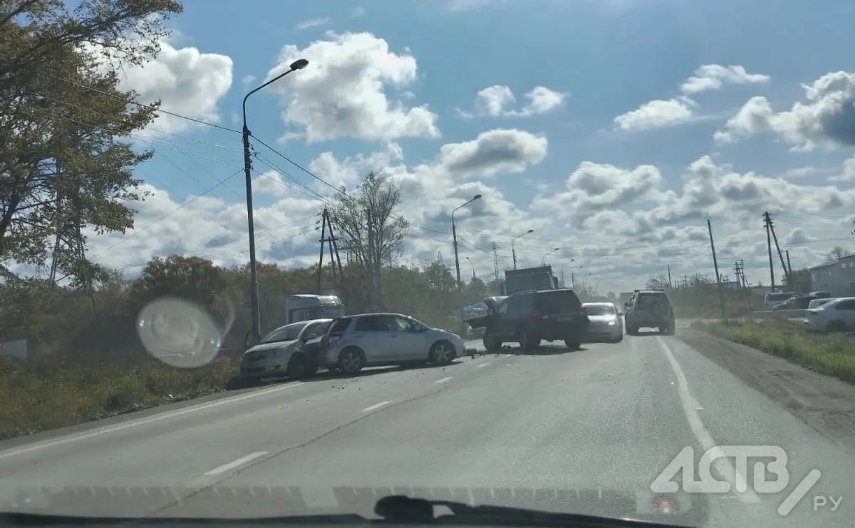 Массовое ДТП спровоцировало гигантскую пробку в Южно-Сахалинске