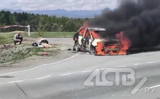 "Хоть успел что-то вытащить": автомобиль загорелся на корсаковской трассе