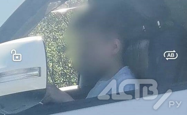 Ребёнка без взрослых за рулём Toyota Land Cruiser заметили на трассе на Сахалине
