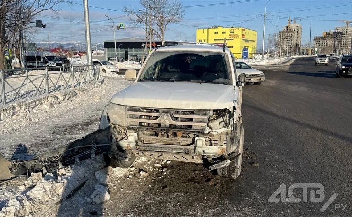 Очевидцев ДТП на перекрёстке в Южно-Сахалинске ищет ГАИ
