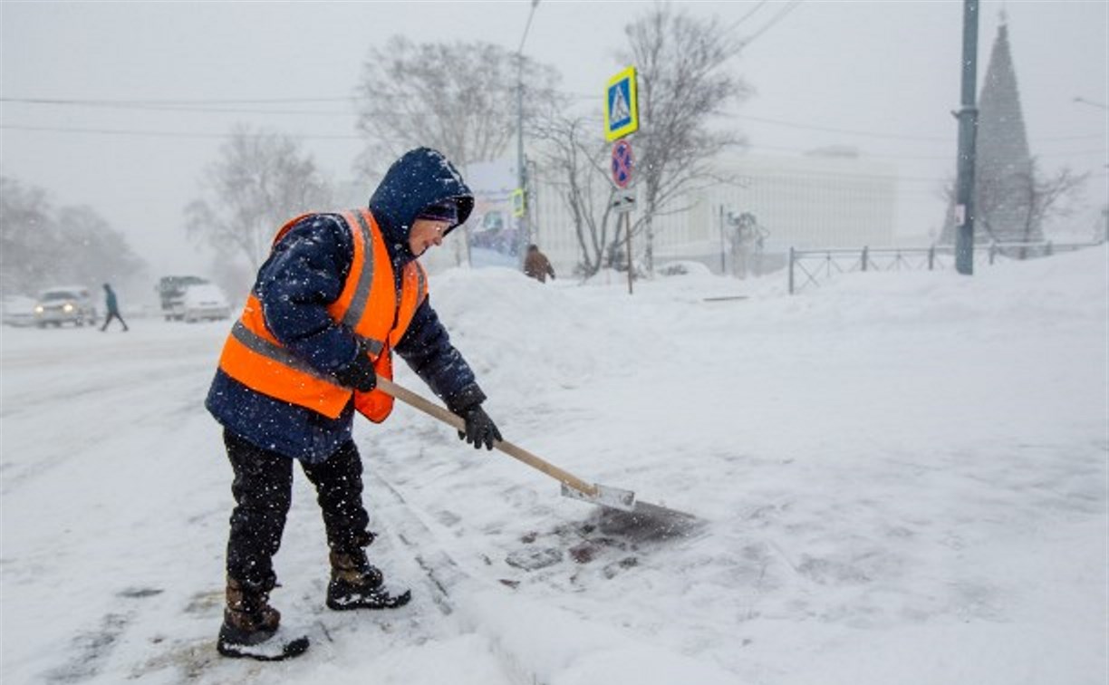 Пешеходные дорожки Южно-Сахалинска вручную очищают от выпавшего снега